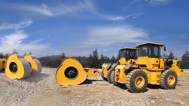 铲车带的冲击压路机破解水泥路面破碎难题施工指南