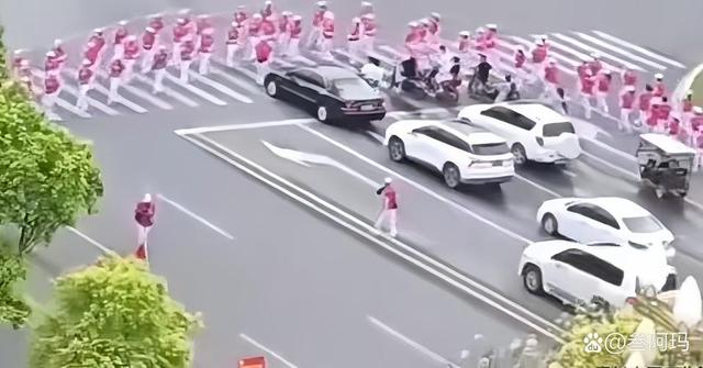 祸害！暴走团逼停救护车，团主强硬回怼，网友：停他们退休金！