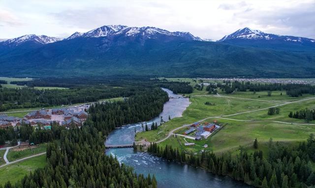 新疆与俄罗斯交界有个县，出了三个世界级景点，风景绝美不输瑞士