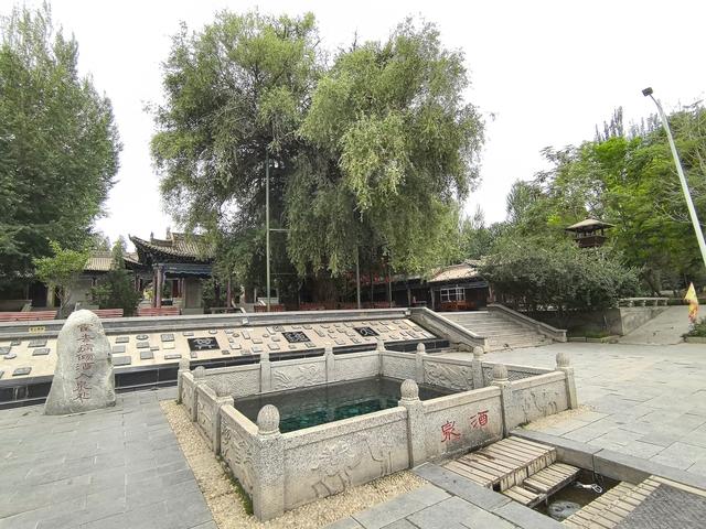 沿河西走廊来到酒泉，那一定要去探访一下这所城市名称的来源地