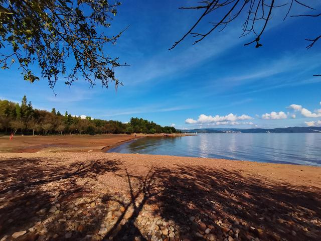 抚仙湖笔架山赋：远眺近瞰烟波渺 仙人驻陛雨池瑶