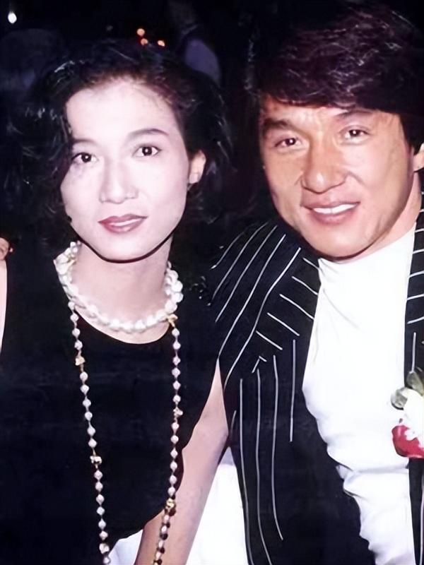 71岁成龙满头白发，儿子不成材，女儿在外流浪