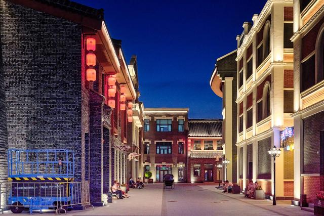 通化龙兴里文旅小镇，建筑充满民国风情，夜色下让人流连忘返