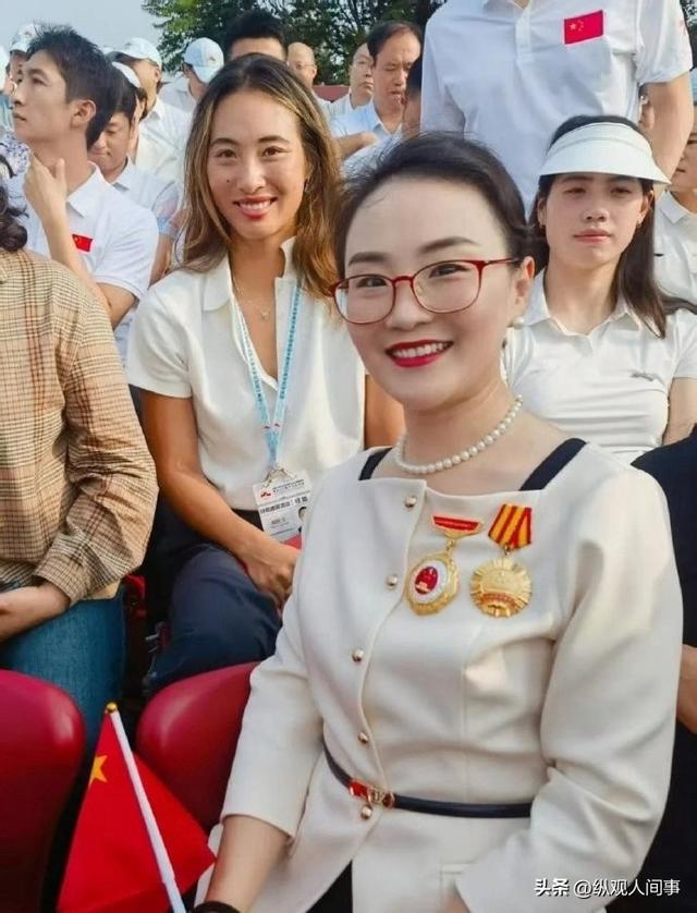 九三阅兵现场！姚明太扎眼，霍启刚抢镜，郑钦文潘展乐全在好热闹