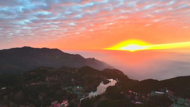 庐山牯岭：日照金峰火烧云