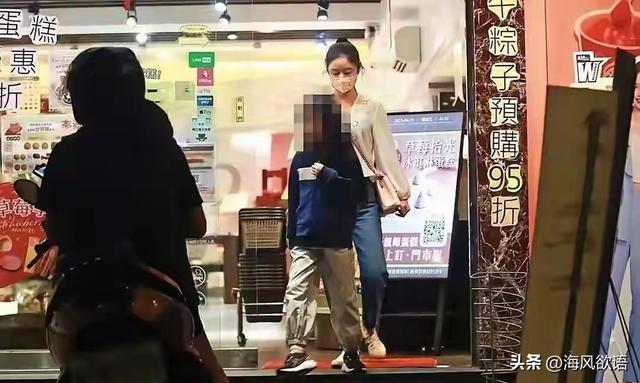 林心如一家三口逛街被拍，霍建华看闺女的眼神藏不住爱意