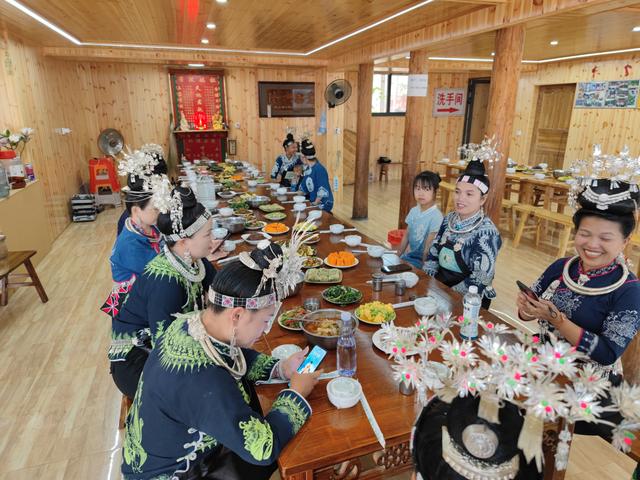 云上丹寨寻非遗：一场与蜡染、古纸和斗鸡的美食之旅