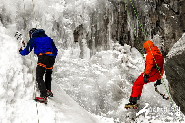 【视觉临汾】霍州悬泉山冰瀑引“舞”客 迎接多地攀冰爱好者
