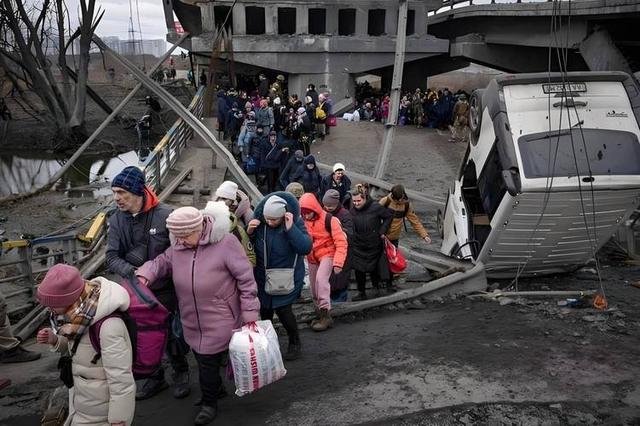 俄军再打基辅，50万人断电，普京穿着军装，对小泽发出最终警告