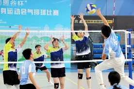 气排球赛场，一家三口齐上阵图片