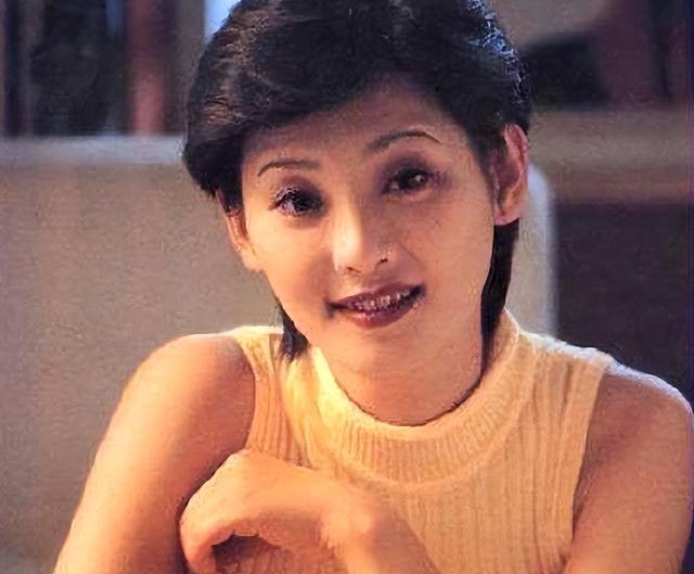 徐帆不再隐忍，高调回应和冯小刚离婚传闻，16字回应字字扎心