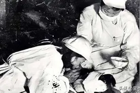 黄继光舍身堵枪口，遗体高举双手三天才放下，女卫生员含泪道缘由图片