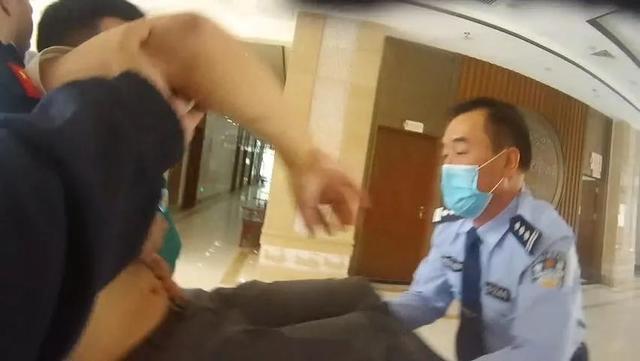 吴建波于7月18日8时4分经抢救无效，因公牺牲，年仅55岁