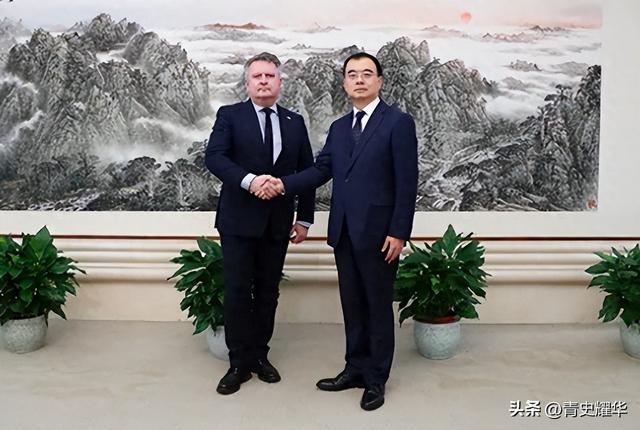 翻脸比翻书快！泽连斯基突然通知中国，准备迎接乌克兰的最新制裁