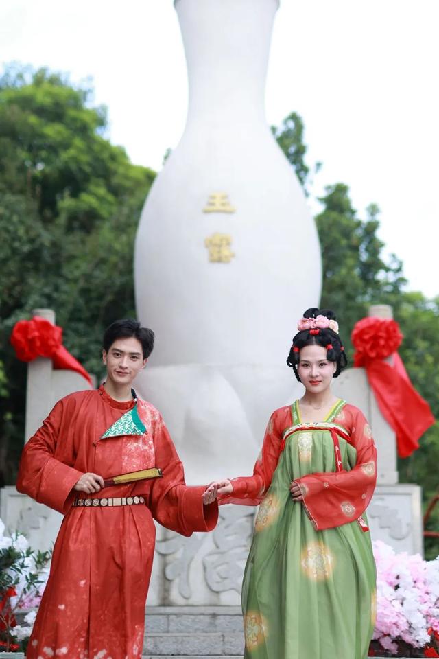 您的七夕男主角已就位！月老在线【包分配】，快来观音山解锁剧情