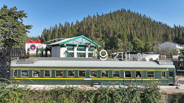 万峰林景区：观花海 逛集市 “暖冬游”持续火爆