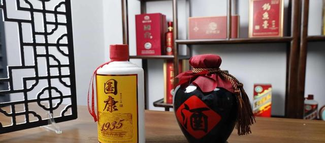 郑州一人“突发大财”，挖渠时竟铲出9瓶“老”茅台	，现在已翻身