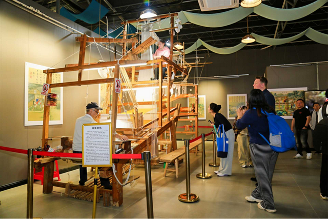 河泥+阳光=软黄金？国际主播网红沉浸式体验香云纱技艺魅力