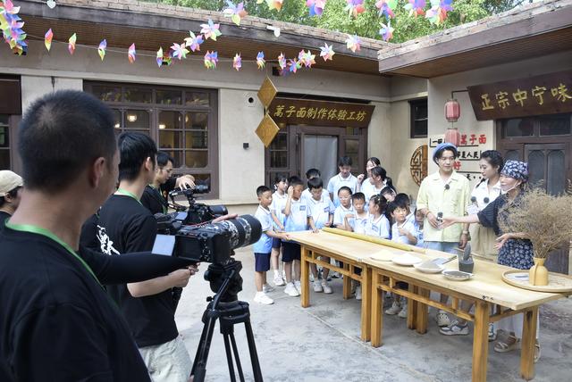 湖南广电《跟着课本去旅行》栏目取景黄羊古落，镜头聚焦非遗文化