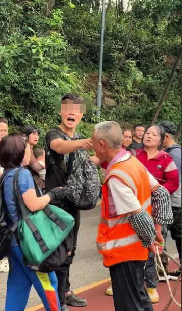 游客辱骂驱猴大爷，景区回应