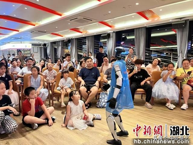 武汉两江游览四大码头联动打造“爱的多重奏”