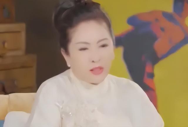 香港街头偶遇郭碧婷向佐，两人恩爱同框，向佐正常穿衣变清爽帅气