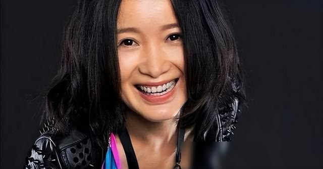 她连上4次春晚，和恩师同居怀孕，被骗流产，如今51岁依然单身