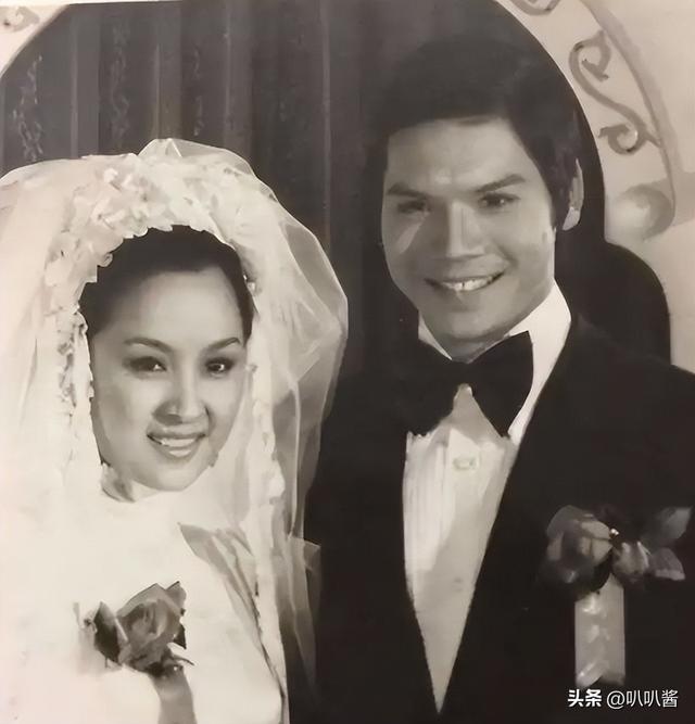 一场追悼会	，戳穿向华强夫妇在香港的真实地位，原来李连杰没说谎