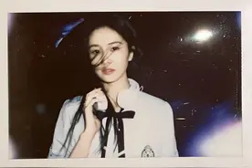 白鹿晒JK制服拍立得照片 秀发拂面化身绝美校花图片