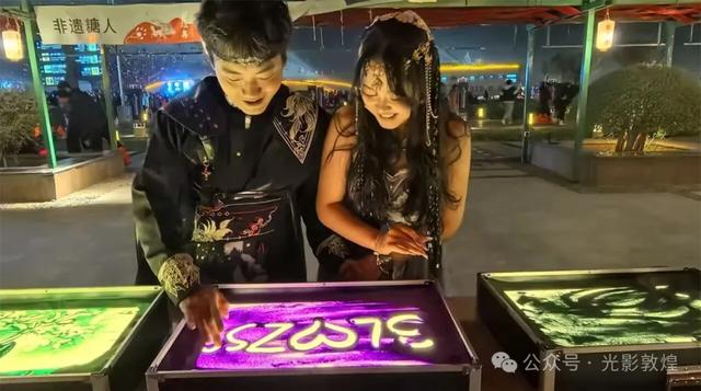敦煌沙画惊艳亮相月牙泉“敦煌集”，引众游客围观体验