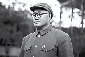 1934年刘伯承到红五军团任参谋长，董振堂：现在请刘总参谋长讲话图片