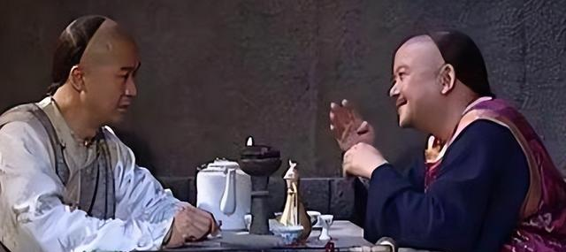 和珅出上联：三斤四两五花肉，纪晓岚对出下联，和珅吓得当场下跪