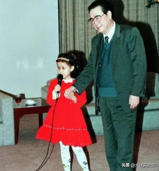 李鹏总理儿媳罕见留影，五官端正长相大气，爷爷功勋卓著比肩元帅