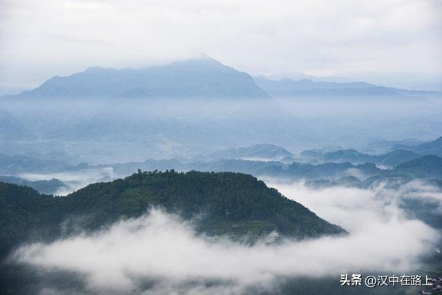汉中云峰寺日出：金光照破雾千层，半是仙踪半是尘​！