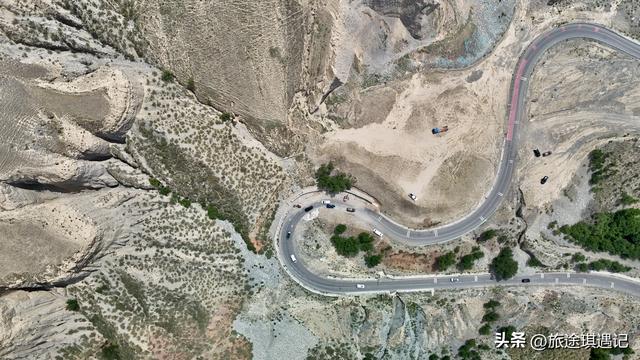 新疆天山深处的景观大道，曾是国防公路，如今人少景美震撼人心