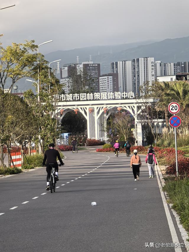 冬天的早上 晒着太阳从大观楼徒步到西山茶马花街 是什么样的感受？