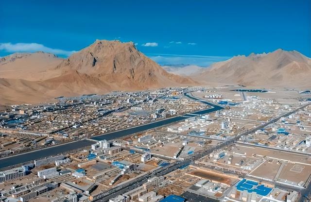 终于让印度怕了！中国斥资千亿，在5400米海拔建成一座现代化小城