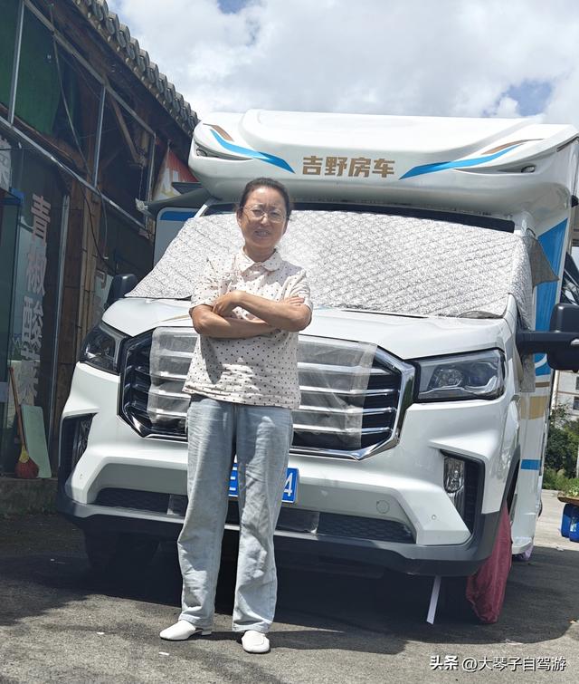 自驾路上的“假夫妻”：他扛行李她买水，背后藏着千万老人的孤独