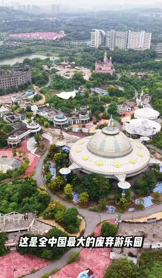 江西有一处梦幻乐园处于荒废状态,运营设备锈迹斑斑周围杂草丛生
