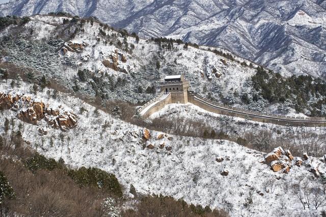雪落八达岭：六百年长城換银装，冬雪与雄关撞了个满怀