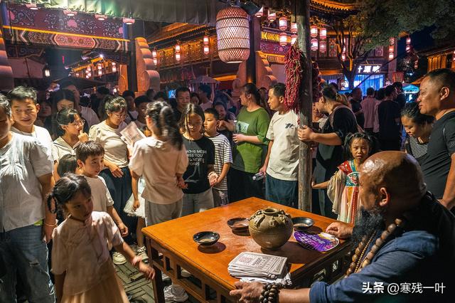 国庆假期首日，浙江象山影视城被挤爆了！游客：低估了夜游的魅力