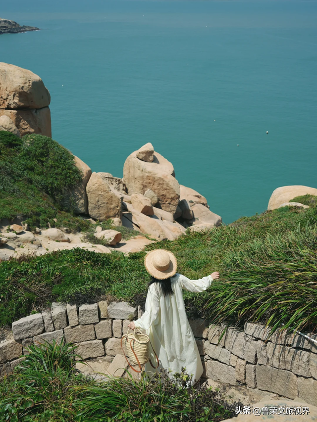 人少景美的宝藏小县城：藏着绝美海岛，一半草原一半海