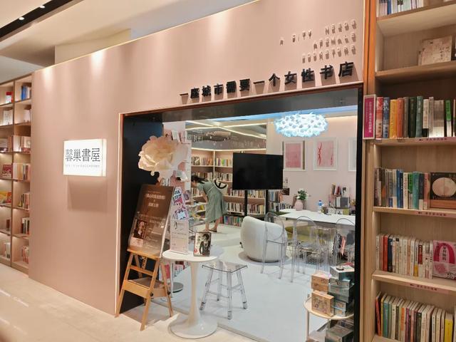 淘书逛展、夜游夜市、盖章打卡……上海书展的快乐，弥漫在整座城市→