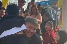 损友拉小伙坐海盗船，吓哭！朋友还抱着他大势宣扬图片