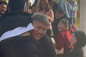 损友拉小伙坐海盗船，吓哭！朋友还抱着他大势宣扬图片