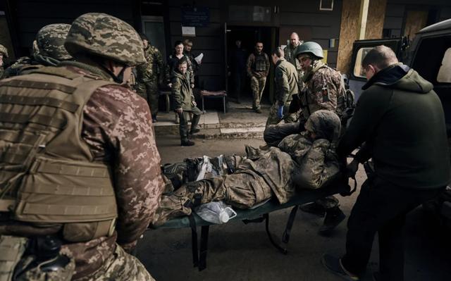 红军城防线摇摇欲坠，外籍雇佣军逃离战场，留下乌军死守火车站