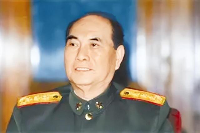 他是中央军委原副主席，55年被授少校军衔，93年又被提拔为上将
