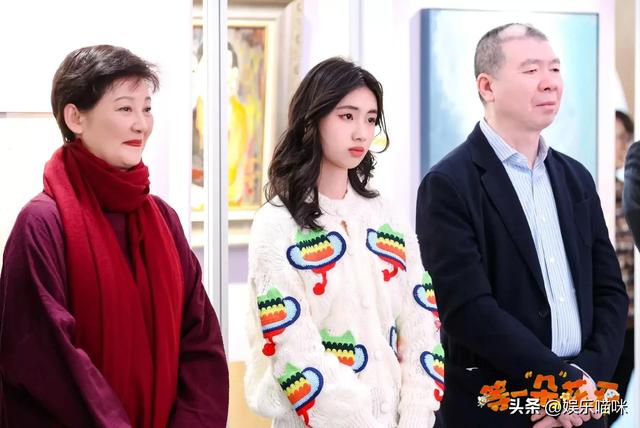 徐帆做梦也没料到!丁克了大半辈子,19岁的养女却和冯小刚很像
