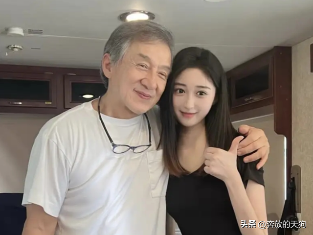 71岁成龙和后辈女星在房车上亲密合照，他白发苍苍，但脸色红润。