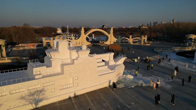 太阳岛“雪人先生”与游客见面